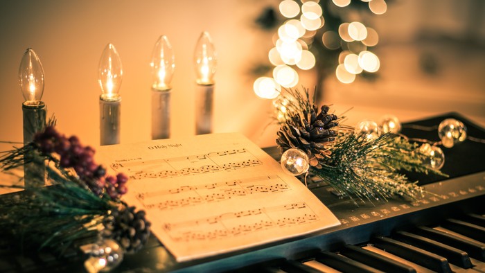 Noder på klaver med julepynt