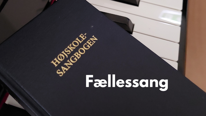 Højskole-sangbogen ligger på pianoet