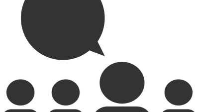 Eine Gruppe von Menschen hört einem Redner zu