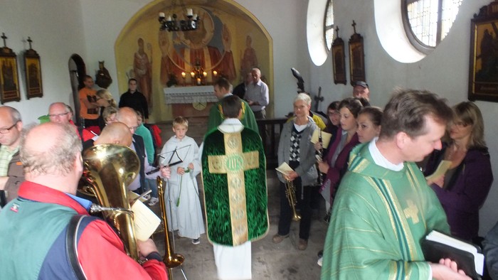 In der Kirche findet eine Messe statt, Menschen singen und beten