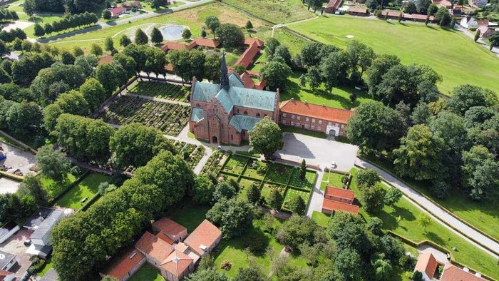 Luftfoto af kirken 
