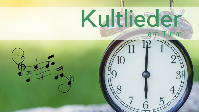 Titel Kultlieder, alter Wecker, der auf 6.00 Uhr steht, Noten, Hintergrund grün