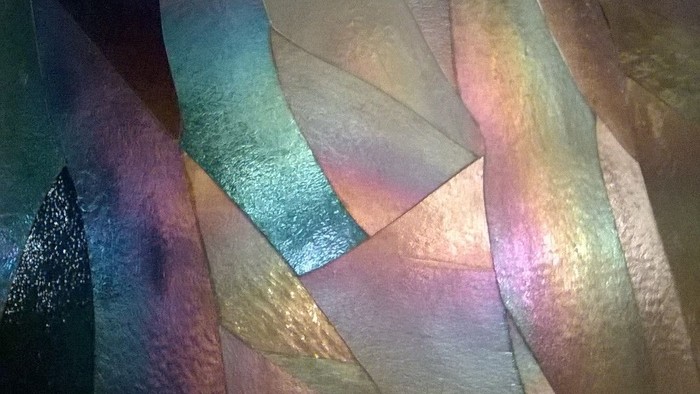 Farverige, glinsende materialer i geometriske former