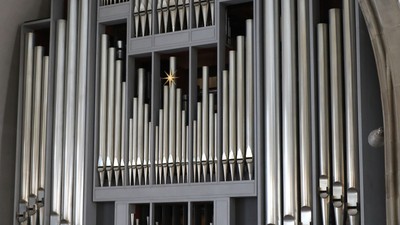 Große Kirchenorgel mit mehreren Registern und Manualen