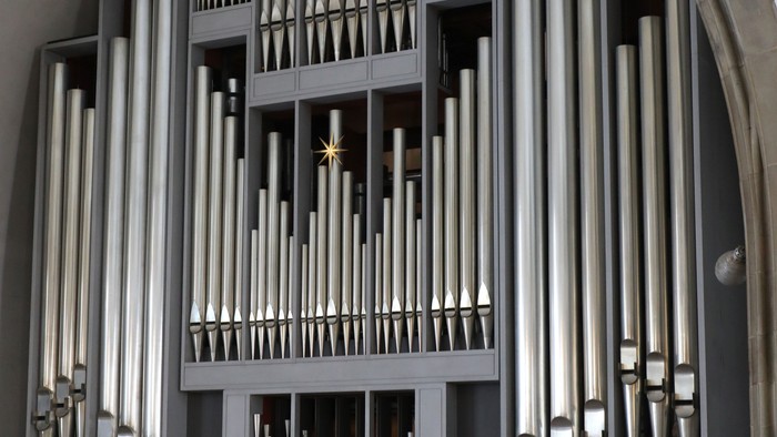 Große Kirchenorgel mit mehreren Registern und Manualen