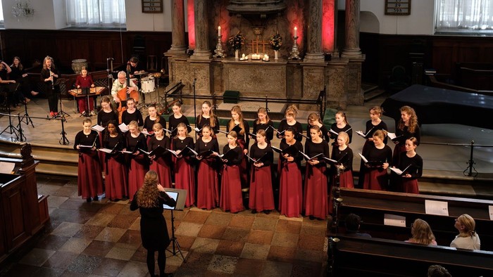 Det Danske Pigekor synger i Christians Kirken, Figura