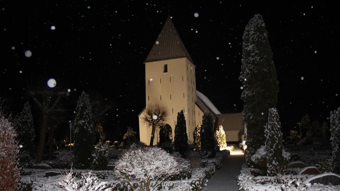 Vinteroplyst Nr. Løgum kirke i snevejr. Det er mørkt