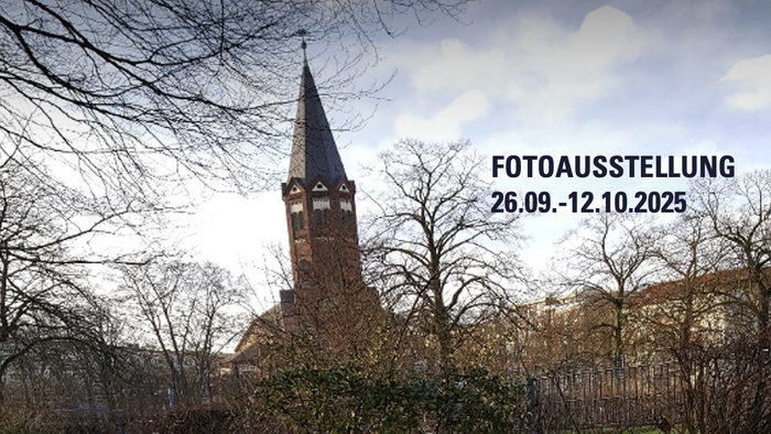 Foto der Hochmeisterkirche im Herbst mit Hinweis auf die Fotoausstellung vom 26.09. bis 12.10.2025