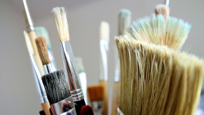 Ein Pinselhalter mit verschiedenen Pinseln, die darin stecken