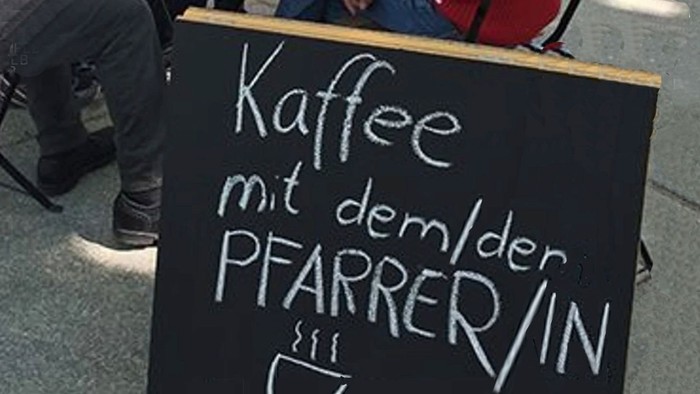 Schwarze Tafel mit weißer Kreidebeschriftung: