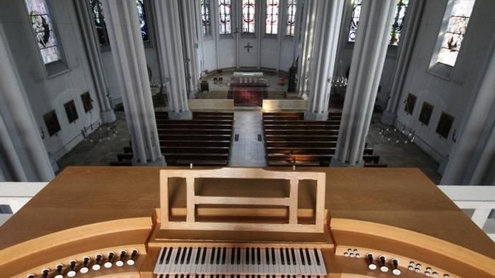 Große Kirchenorgel mit mehreren Manualen und Pedalen in einer großen Kirche