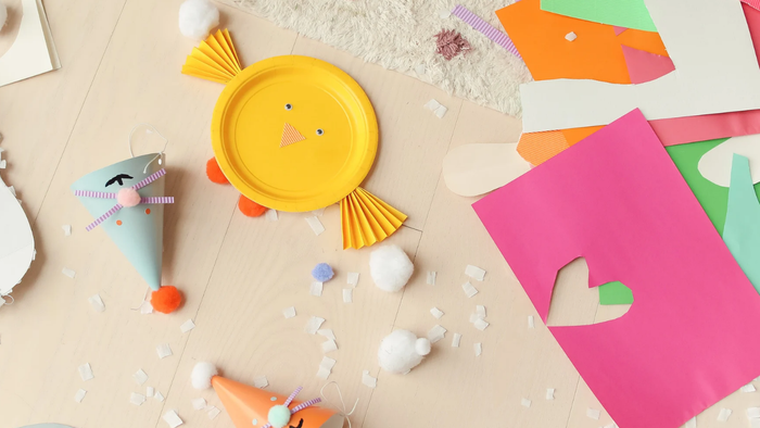 Oben: Bastelutensilien auf einem Tisch. Unten: Schere und Klebstoff.