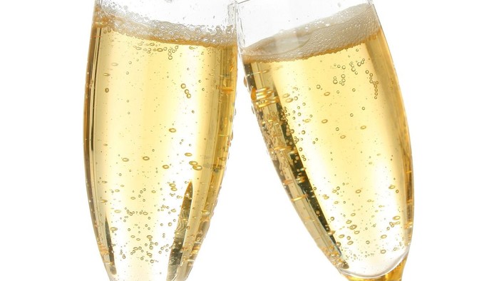 To glass med mælkesaft og bullder