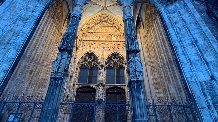 Großes gotisches Kirchenportal bei Nacht
