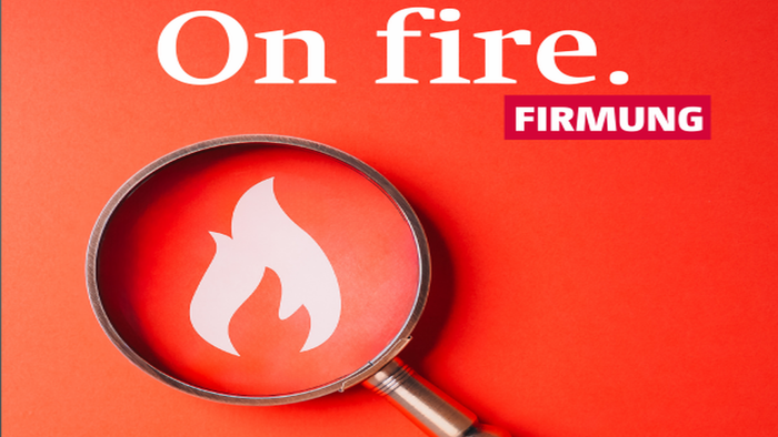 Eine Lupe hebt ein Flammensymbol mit dem fett gedruckten Text *„On fire. FIRMUNG“* hervor.
