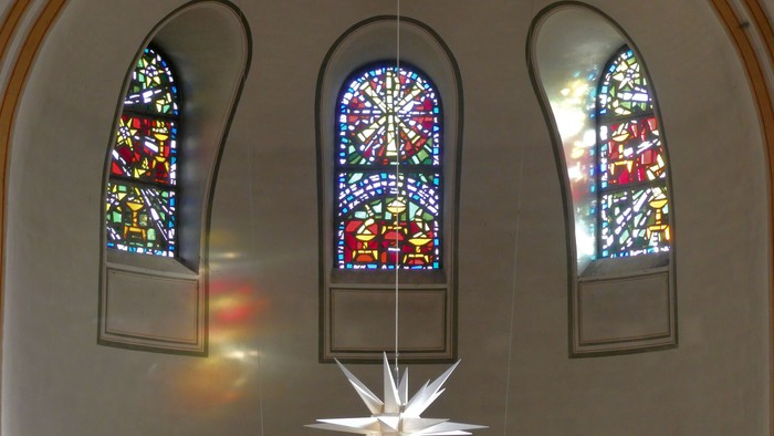 Drei Buntglasfenster in einem Gebäude
