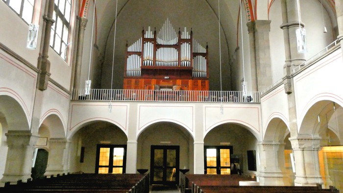 Große Kirche mit hohem Gewölbe und Orgel auf Empore