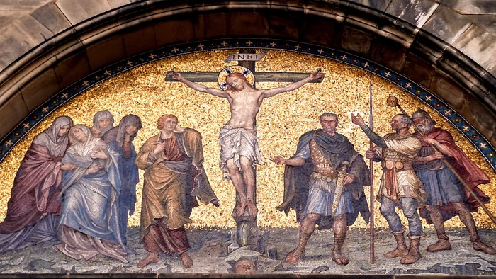 Das Mosaik zeigt die Kreuzigung Jesu mit umstehenden Figuren.