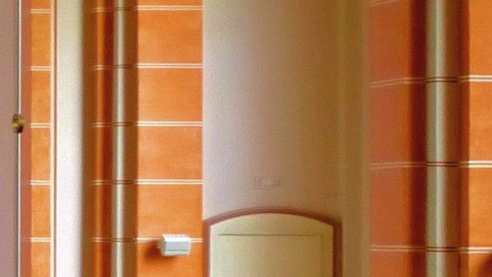 Die Kirche hat bunte Glasfenster und eine Empore