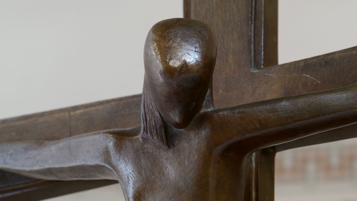 Ein Bronzekreuz mit Darstellung von Jesus Christus am Kreuz
