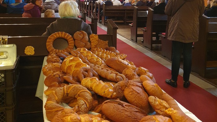 In der Kirche werden Brote und Brötchen ausgestellt.