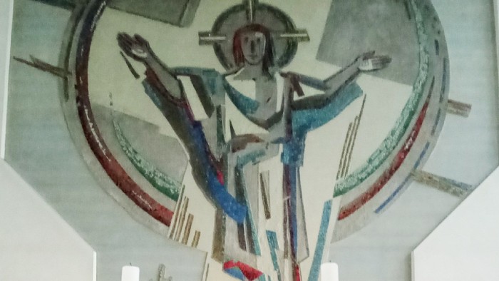 Das Bild zeigt ein Kirchenfresko mit einem zentralen Christusdarstellung