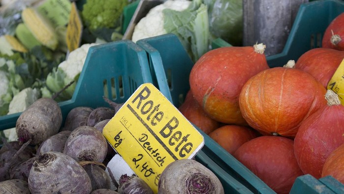 Erntedankgaben im Gemüseladen. Kürbis Rote Bete
