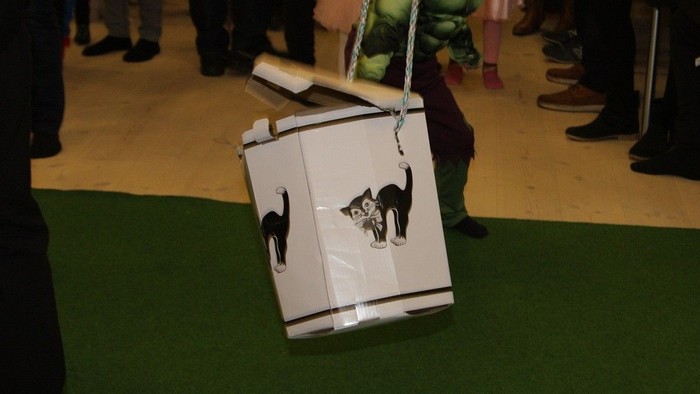 Børn spiller med pap- og plastpos.