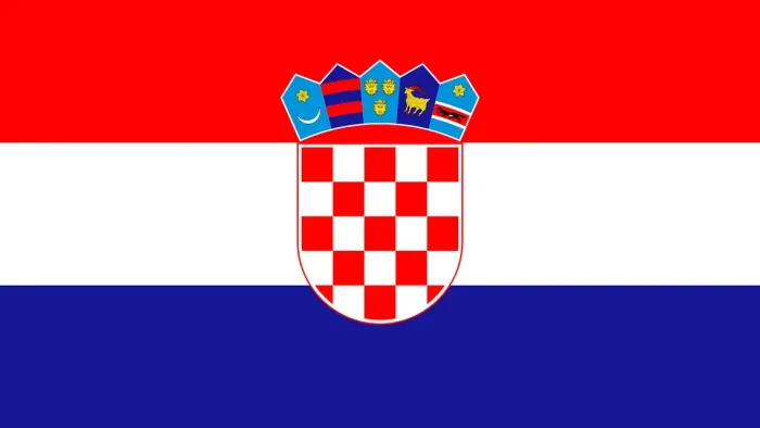 Flagge Kroatiens mit rot-weiß-blauen Streifen und einem karierten Schild mit einem Kronenemblem.