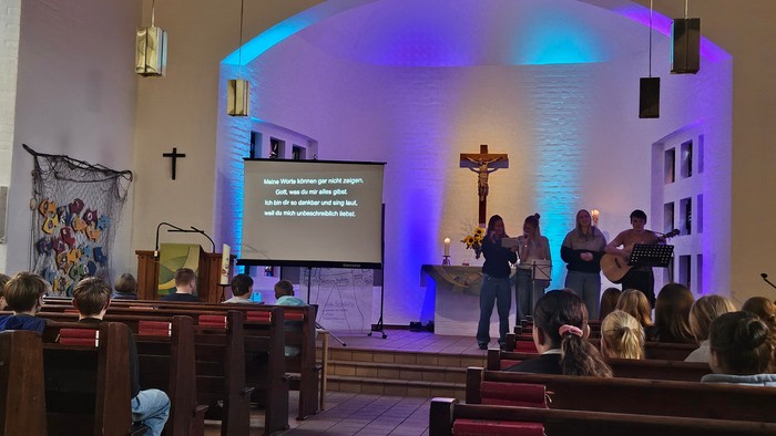 Gottesdienst in einer Kirche mit Predigt und Musik