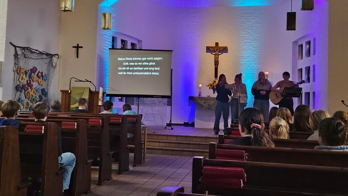 Gottesdienst in einer Kirche mit Predigt und Musik