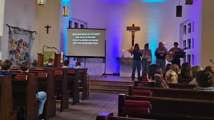 Gottesdienst in einer Kirche mit Predigt und Musik