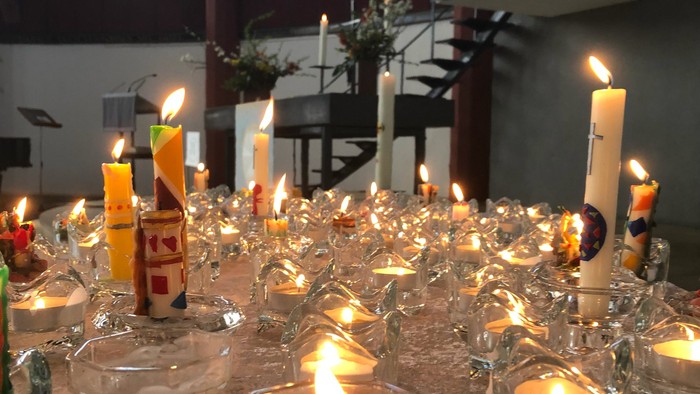 Kirchliche Innenraum mit brennenden Kerzen und Gläsern