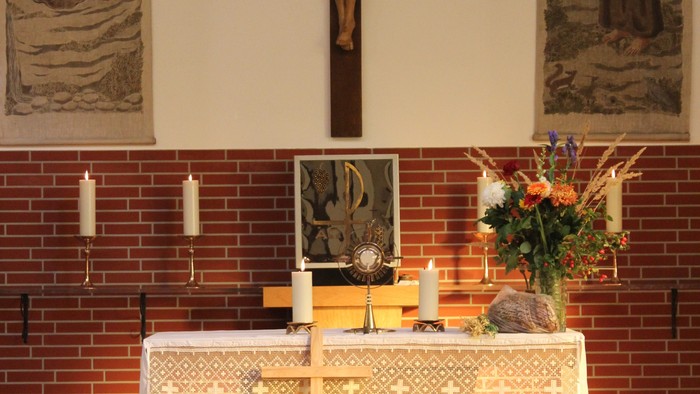 Die Kirche mit Altar, Kreuz und Bildern