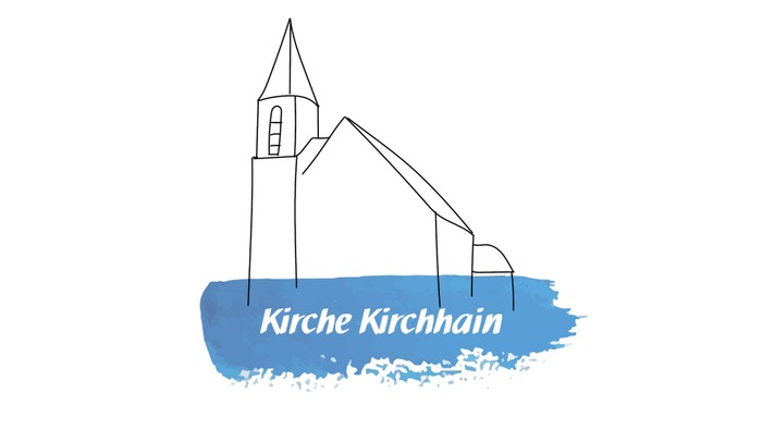 Ein Kirchturm mit drei Spitzen und der Text „Kirche Kirchhain“