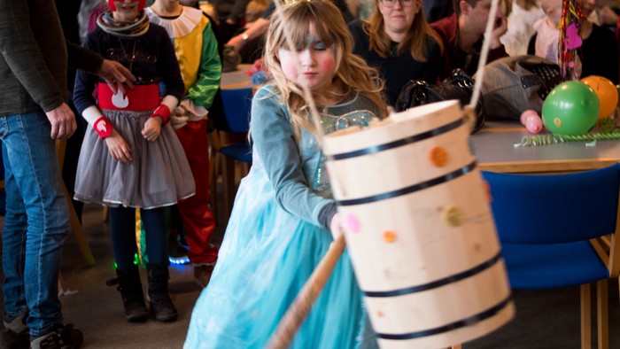 Barn udklædt i prinsesse tøj slår katten af tønden
