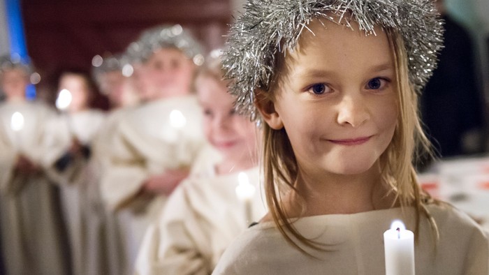 Unge børn der går Lucia