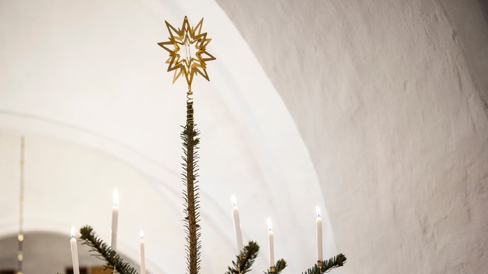 Julestjerne på toppen af juletræ