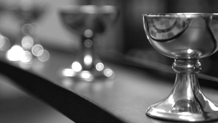 To skinnede sølvsæbler står på bordet