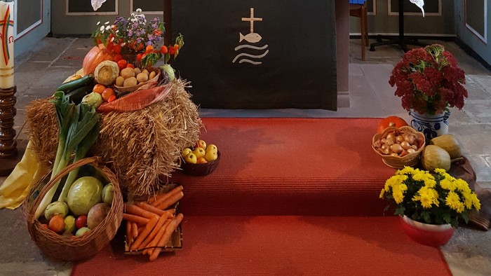 Altar in Kirche mit Obst und Gemüse geschmückt