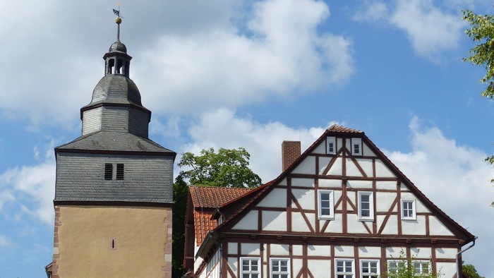 Altes Gebäude mit Turm und Auto davor
