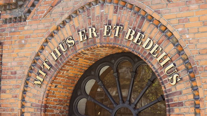 Ark over indgang med latinsk indskrift