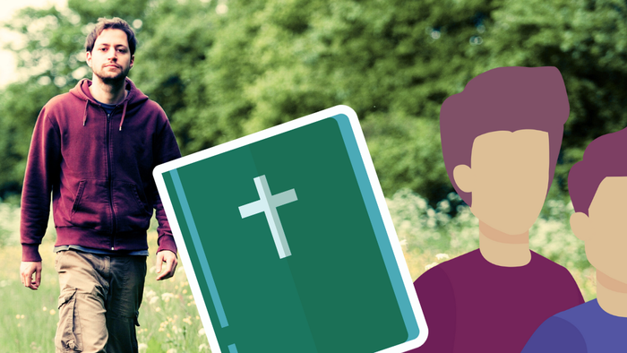 En ung mand går gennem en eng med en bibel i hånden, mens tre andre unge mænd ser på.