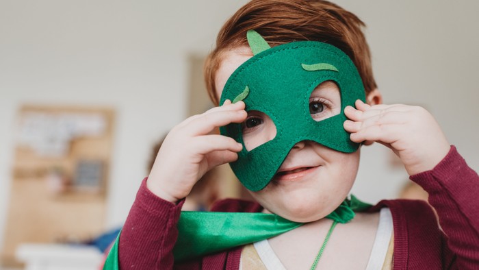Børn spiller i masker og kapper