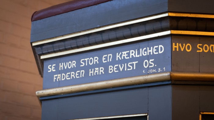 Bygning med indgraveret citat: