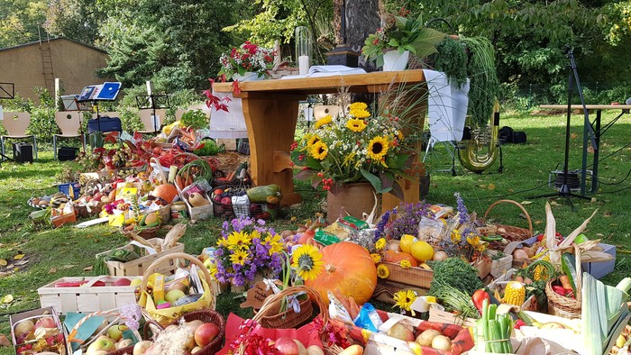 Ein bunter Marktstand mit frischem Obst und Gemüse im Freien