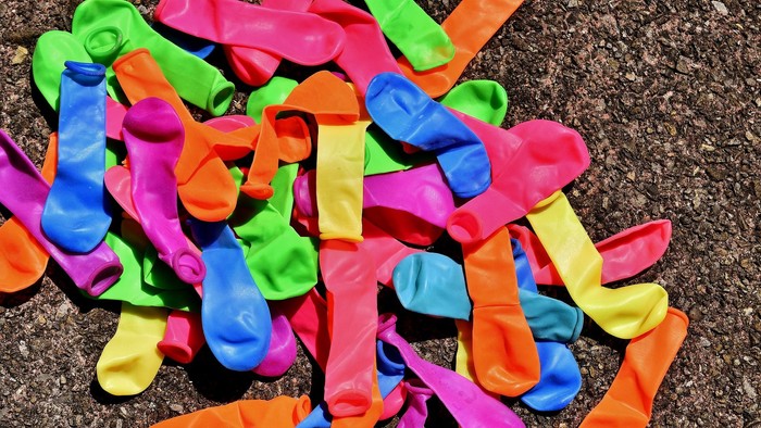 Bunte Ballons auf dem Boden verstreut
