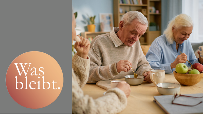 Man sieht zwei ältere Personen bei einem Imbiss am Esszimmertisch.