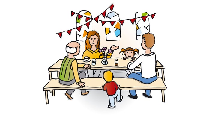 Familie feiert Geburtstag mit Kuchen und Kerzen