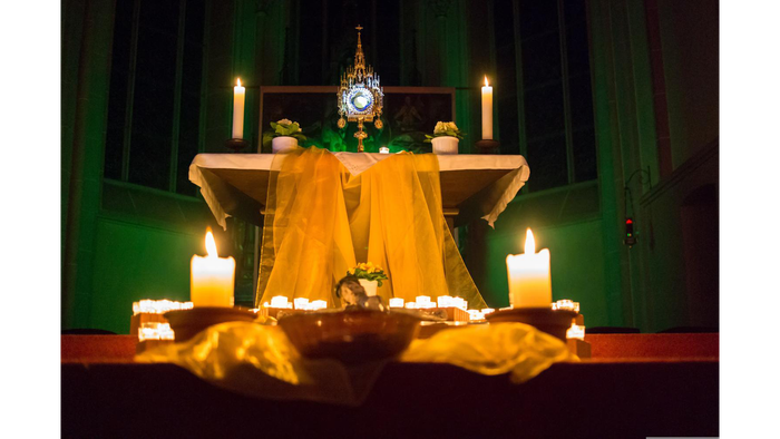 Ein Altar mit Kerzen und einer Monstranz in einer Kirche